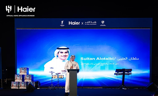 السيد سلطان العتيبي، مدير التسويق في بلدية الخبر، خلال زيارته لمتجر هاير المؤقت في الدمام